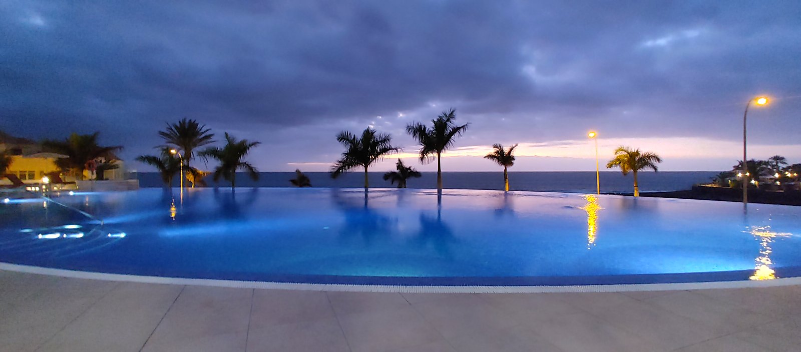Bazén hotelu H10 Atlantic Sunset za modré hodiny