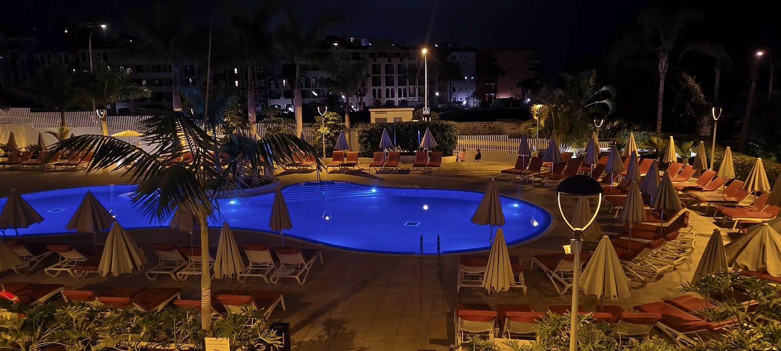 Nasvícený bazén hotelu H10 Atlantic Sunset v noci