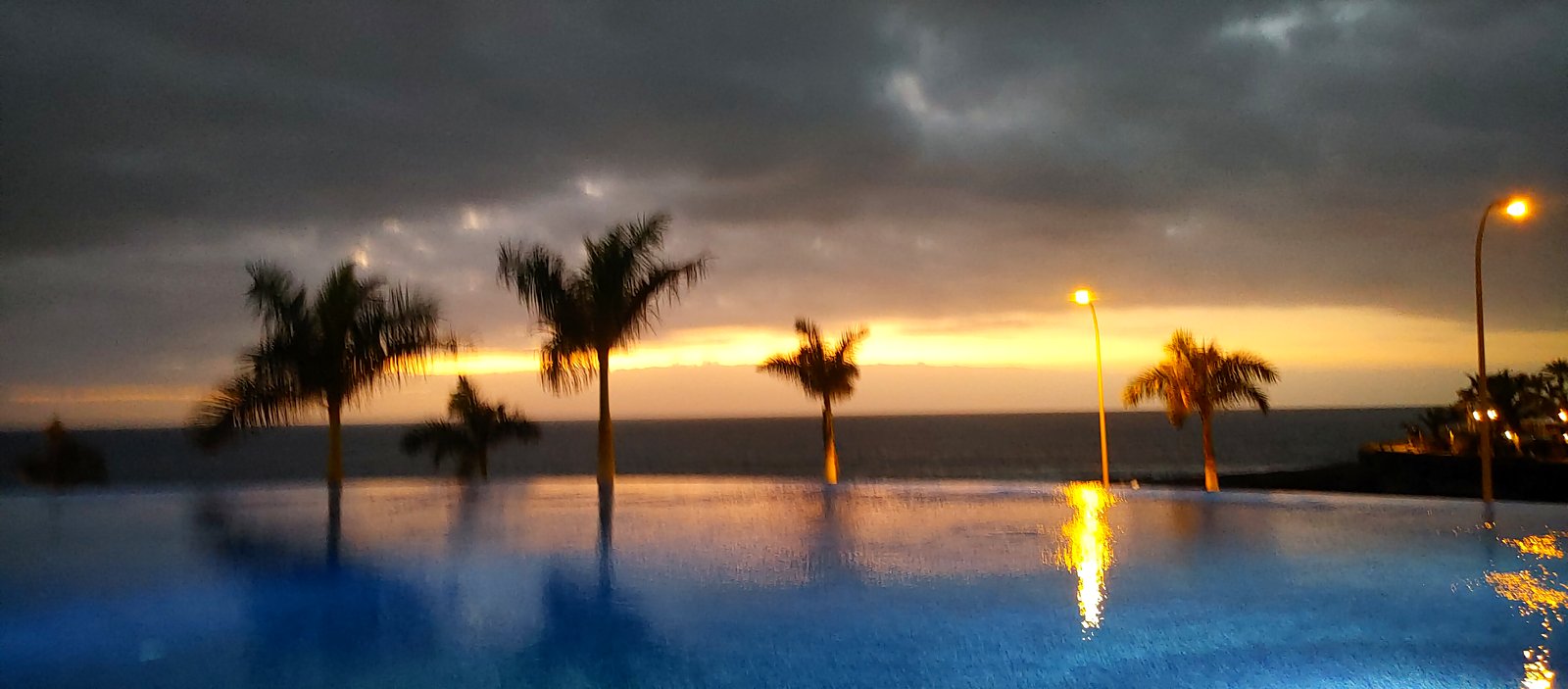 Večerní obloha nad infinity bazénem H10 Atlantic Sunset