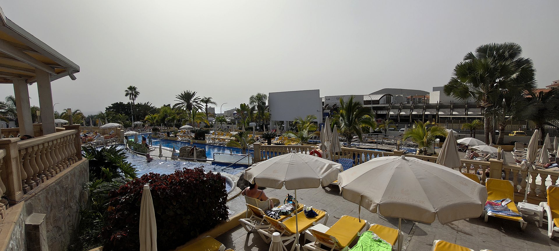 Jeden z bazénů Paradise Park obklopený palmami a lehátky