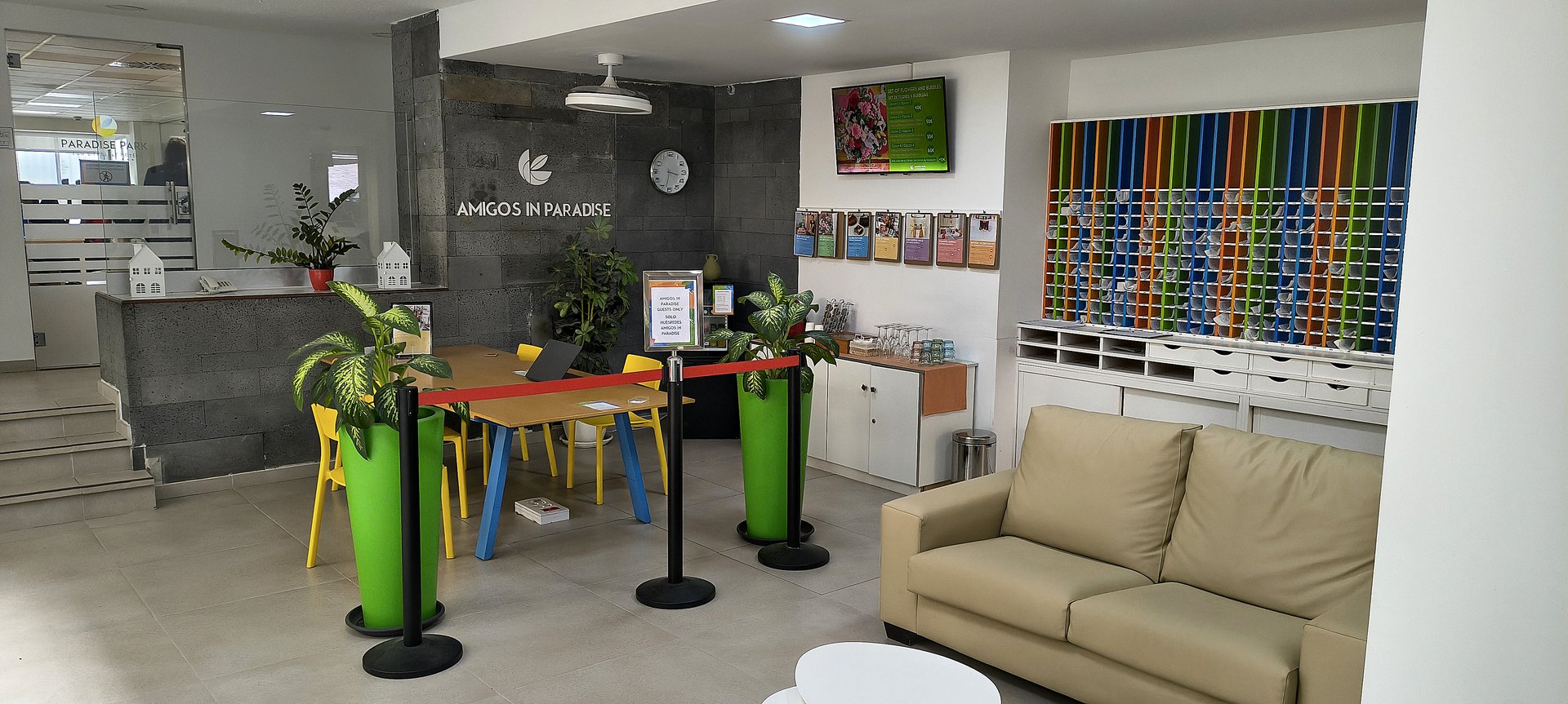 Lobby a herní zóna v hotelu Paradise Park – moderní interiér s barevnými prvky