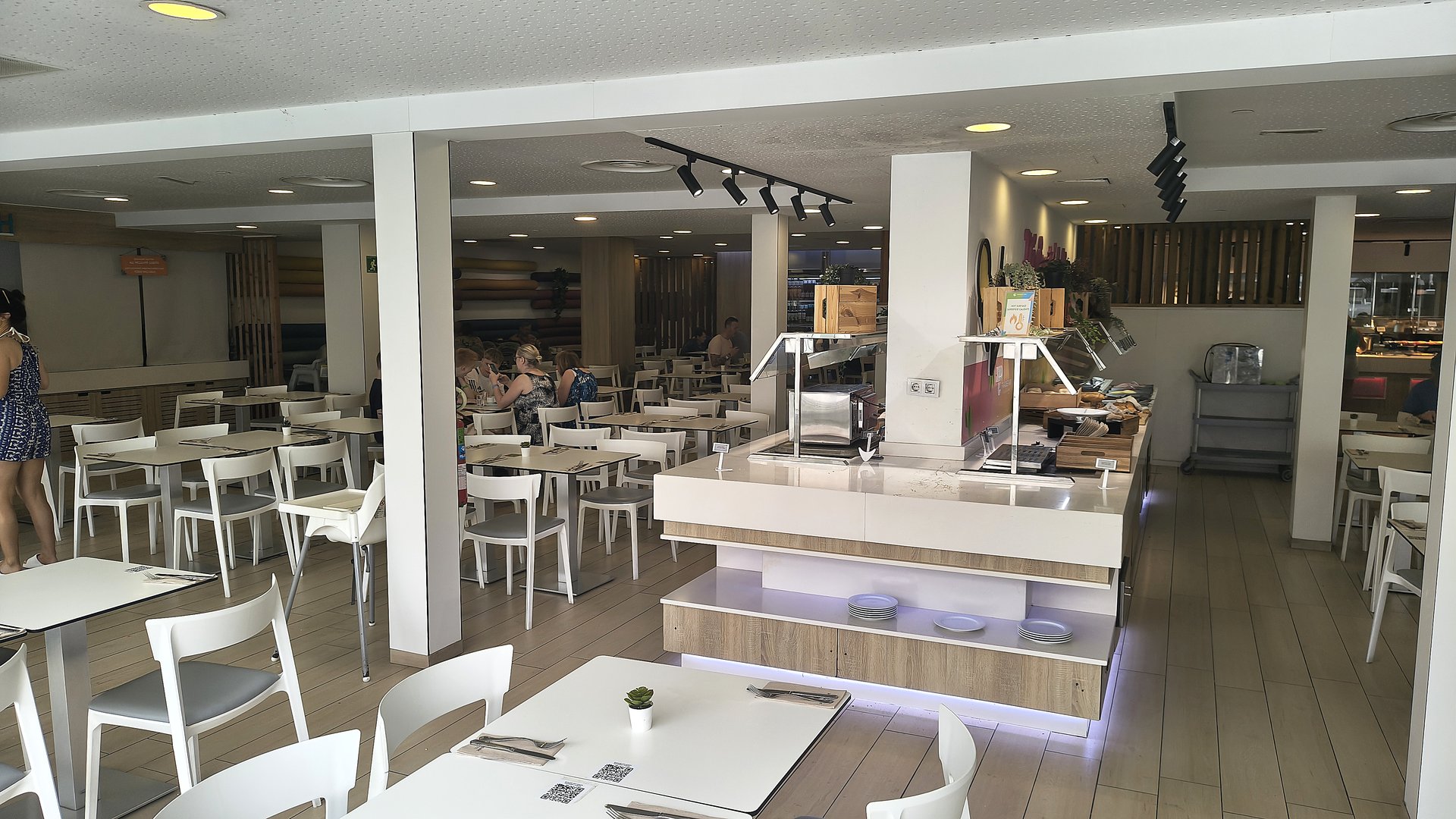 Jídelní sál restaurace Paradise Park – světlý, prostorný, moderní interiér